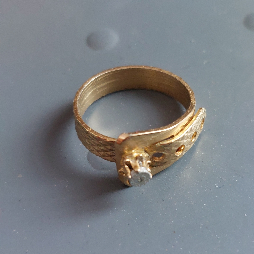Tiny White Topaz Stone On Gold Tone Buckle Style Band Textured Ring Size 5.75 - Picture 7 of 7